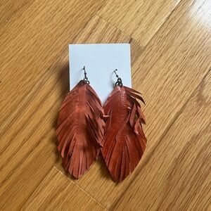 Chic Feather Earrings in Warm Brown